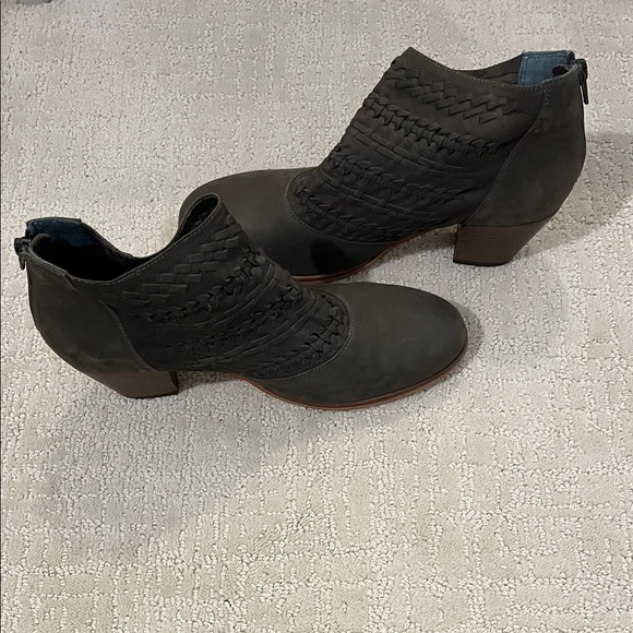 Diba Women's Dark Gray Ankle Booties women’s size 9 - Picture 2 of 7